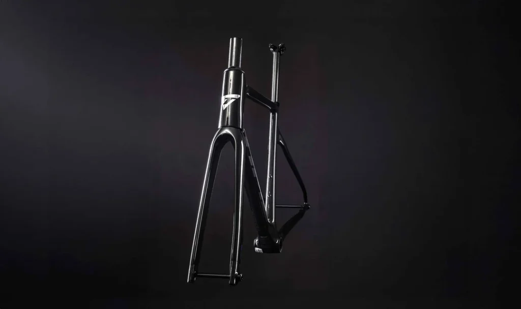 TIMEはBraiding、RTMの基本とこれらを用いた自転車のFRP製フレーム成型を行った